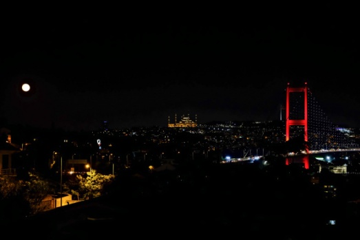 İstanbul'da mest eden dolunay manzarası