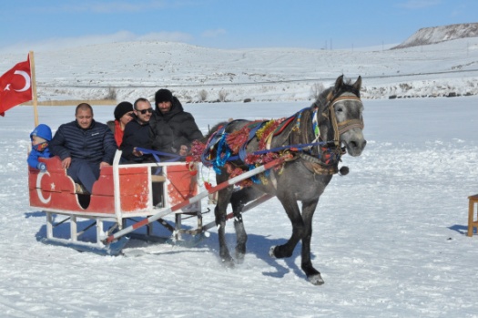 Kars'ta buz üzerinde atlı kızak keyfi sürüyor
