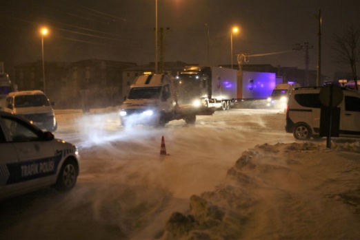 Konya’yı çevre illere bağlayan yollar kapatıldı