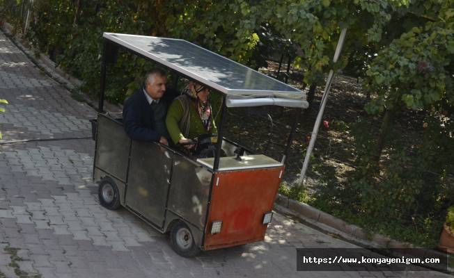Eşi yolda kalmasın diye akülü arabayı güneş enerjili araca dönüştürdü