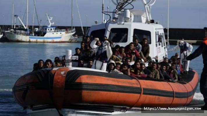 İtalya Akdeniz'de 244 düzensiz göçmeni kurtardı