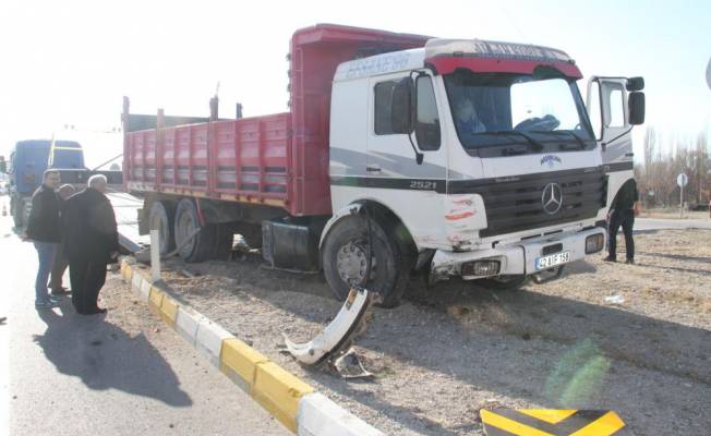 Konya'da korkutan kaza! Kamyon traktörle çarpıştı