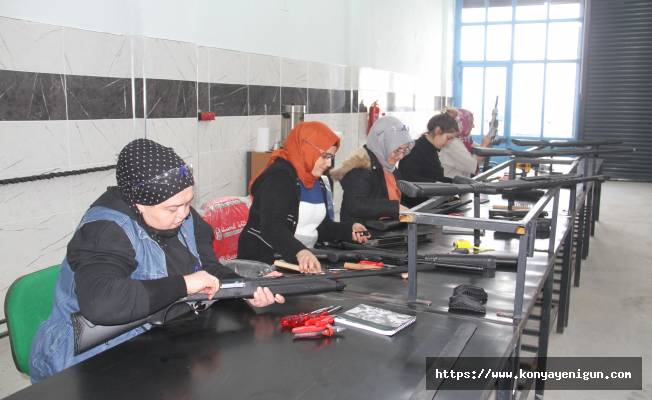 Konya'dan ihraç edilen tüfekler, kadın çalışanlarca test ediliyor