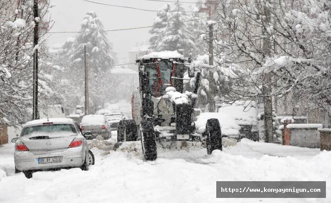 Akşehir’de ekipler kar seferberliğinde