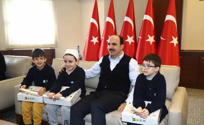 Başkan Altay çocukları hediyelerle sevindirdi
