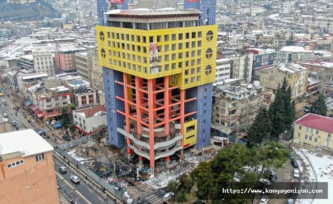 'Dünyanın en saçma binası'nda söküm çalışmaları sürüyor