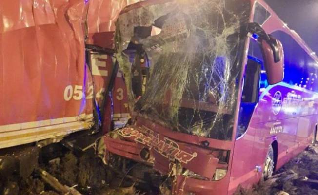 Konya'da feci kaza! Otobüs ile kamyon çarpıştı; 11 yaralı