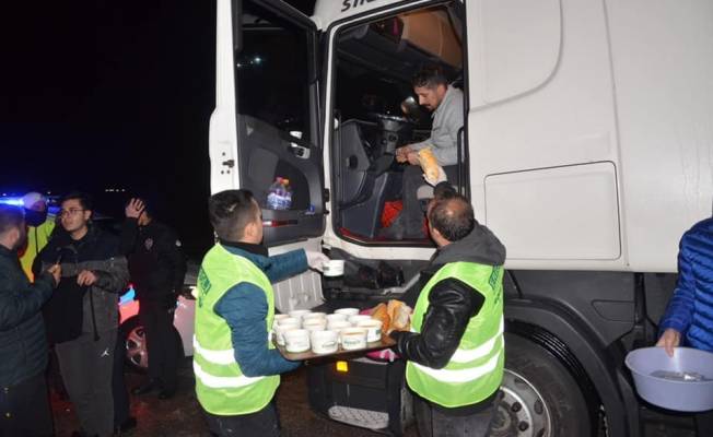 Konya'da yolda mahsur kalanlara çorba ikram edildi