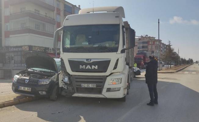Konya'da TIR ile otomobilin karıştığı trafik kazasında 1 kişi yaralandı