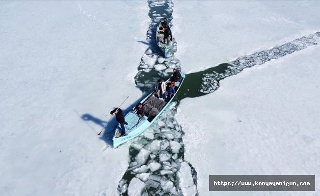 Konya'da balıkçıların buz kırma mesaisi sürüyor