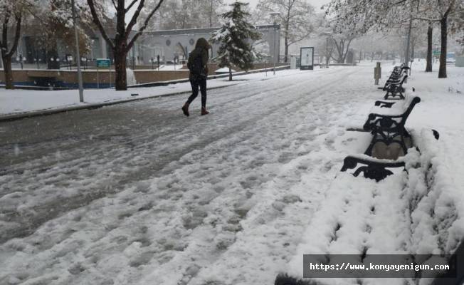 Konya'da kar yağışıyla şehir merkezi tekrar beyaza büründü