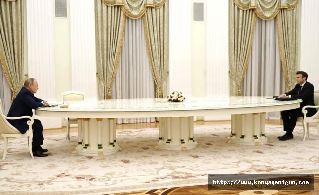 Macron ve Putin görüştü! Oturdukları masa gündem oldu