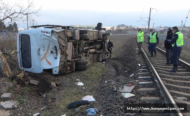 Korkutan kaza! Trenle işçi servisi çarpıştı: 27 yaralı