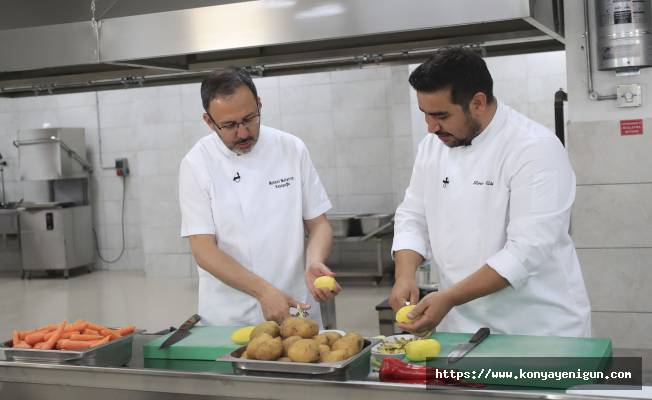 Bakan Kasapoğlu mutfağa girdi, gençlere iftar menüsü hazırladı