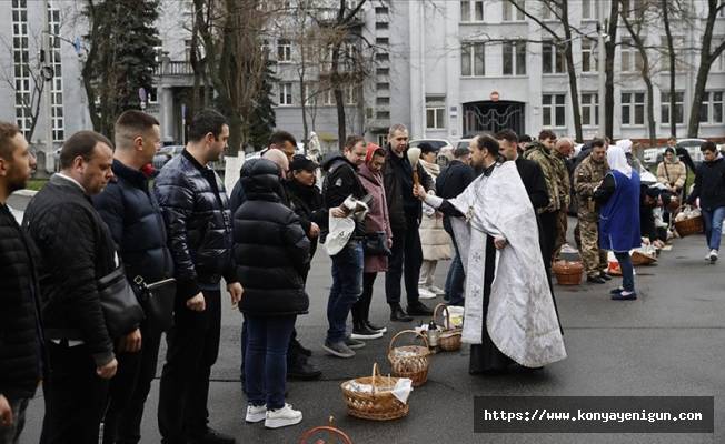 Ukrayna'da Hıristiyan Ortodokslar, Paskalya Bayramı'nı savaşın gölgesinde kutluyor