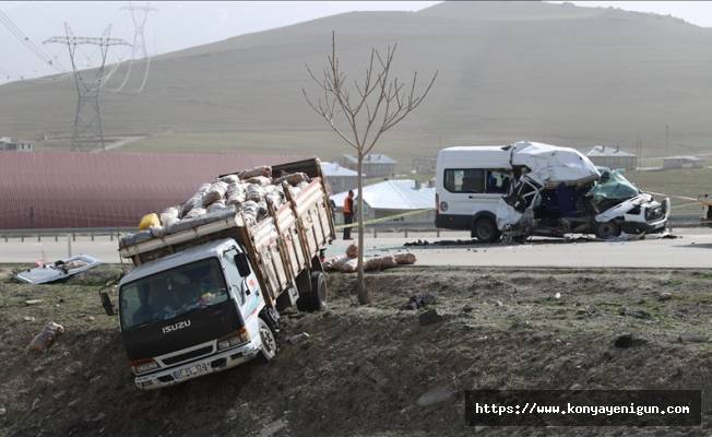 Van'da yolcu minibüsünün kamyona çarpması sonucu 13 kişi yaralandı