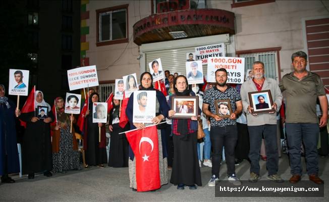 Diyarbakır'da anneler nöbet tutmaya devam ediyor