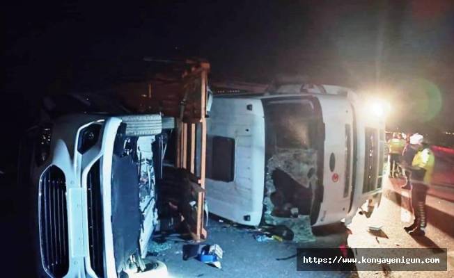 Konya'da korkutan kaza! Sıfır araçları taşıyan tır devrildi