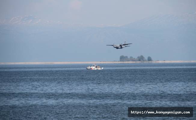 TSK'dan Beyşehir Gölü'nde bot  ve paraşütçü atma tatbikatı