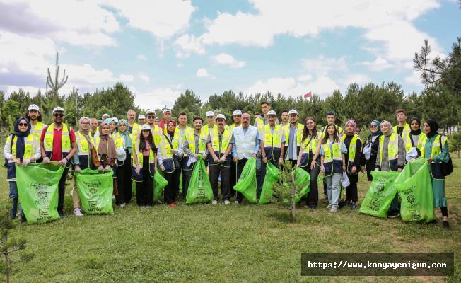 Başkan Kavuş üniversiteli gençlerle çevre temizliği yaptı
