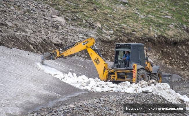 Kars'ta bir bölümü kardan kapalı yayla yolu ekiplerin çalışmasıyla ulaşıma açıldı