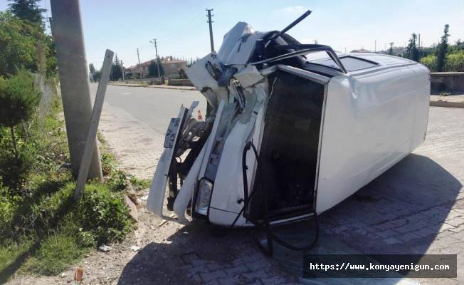 Konya elektrik direğine çarpan minibüs devrildi: 3 yaralı