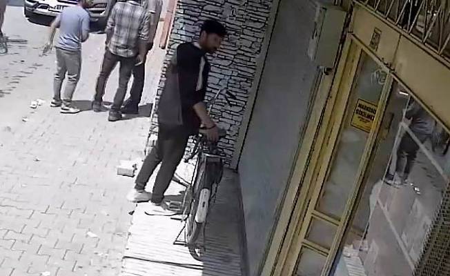 Konya'da bisikletin çalınma anı güvenlik kamerasında