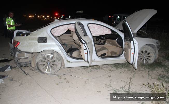 Konya'da otomobil elektrik direğine çarpıp takla attı