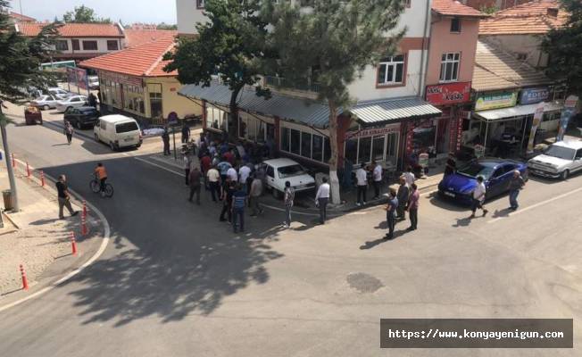 Konya'da otomobil kahvehanede çay için müşteriye çarptı