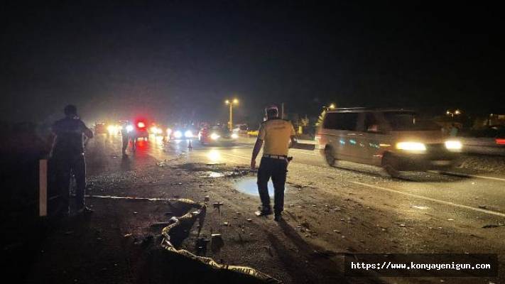 Konya'da feci kaza! Kamyonet tıra çarptı, 3 ölü