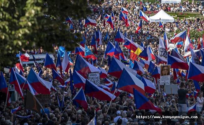 Çekya’da 70 bin kişi enerji fiyatları ve hükümetin Rusya politikalarını protesto etti