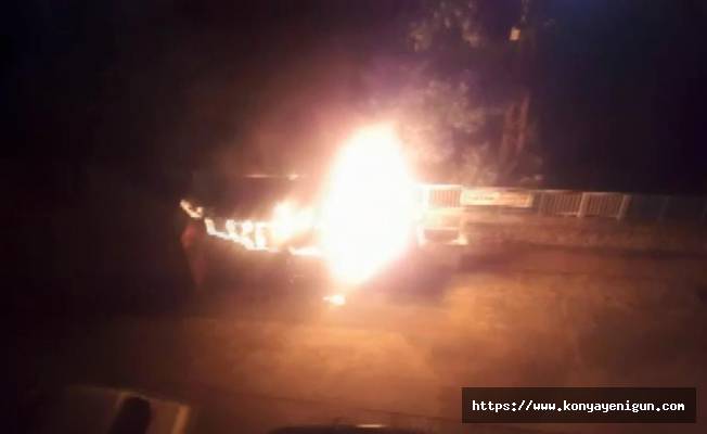 Konya'da yangın paniği! Park halindeki minibüs alev alev yandı