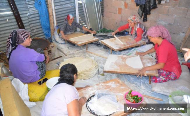 Konyalı ev hanımları kışlık yufka ekmeği yapımına başladı