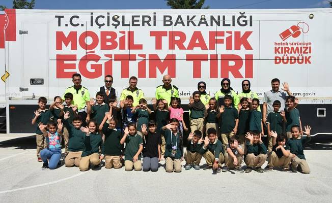 Mobil Trafik Eğitim Tırı ile ilkokul öğrencileri trafik bilinci kazanıyor
