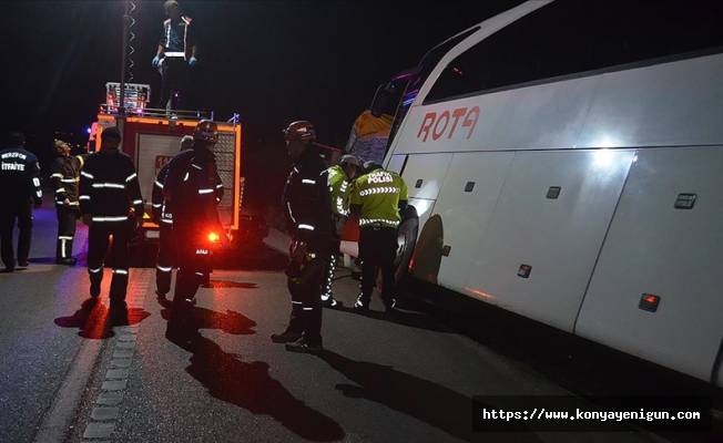 Amasya'da yolcu otobüsü ile tırın çarpıştığı kazada 2 kişi öldü, 20 kişi yaralandı