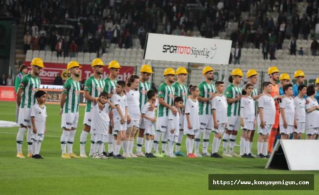Konyaspor ve Gaziantep FK’lı futbolcular maça baretle çıktı