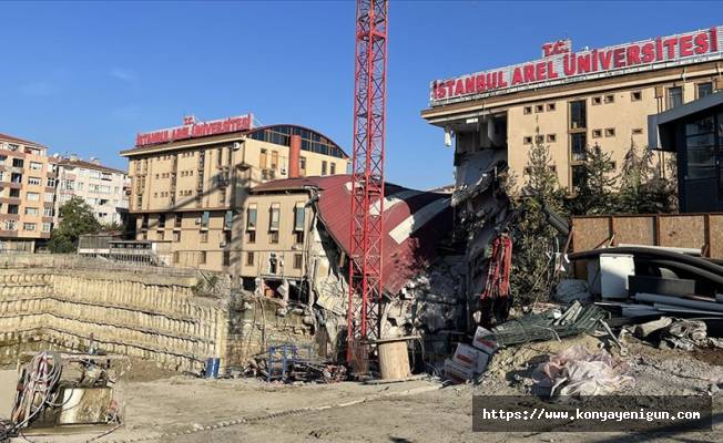 Küçükçekmece'de tedbir amaçlı boşaltılan 3 katlı özel üniversite binası çöktü