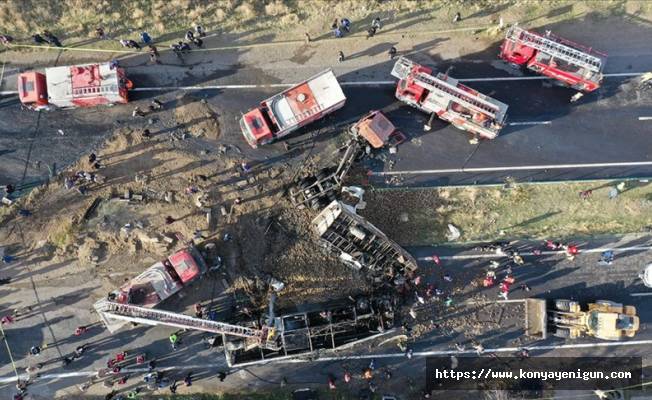 Ağrı'daki yolcu otobüsü kazasında hayatını kaybedenlerin kimlikleri tespit ediliyor