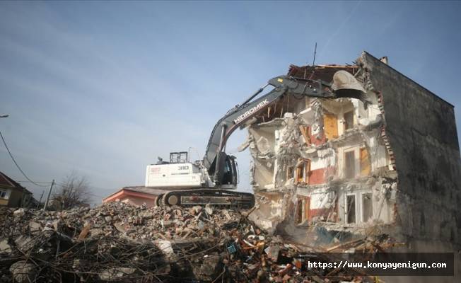 Düzce'deki depremde ağır hasar alan 5 bina yıkıldı