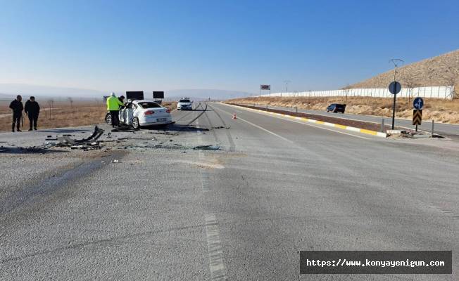 Konya'da tır otomobile çarptı: 2 ölü