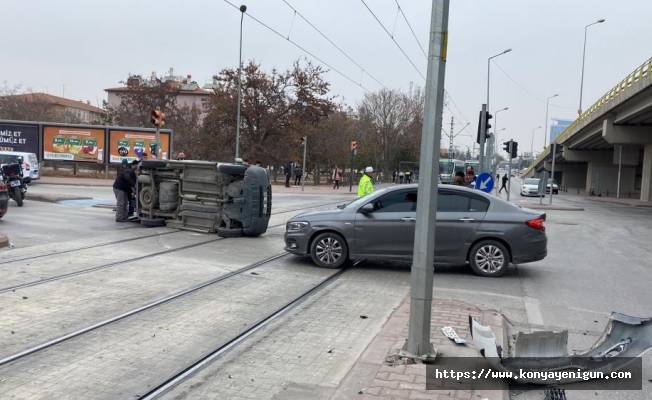 Korkutan kaza! Otomobillerden biri tramvay yoluna devrildi