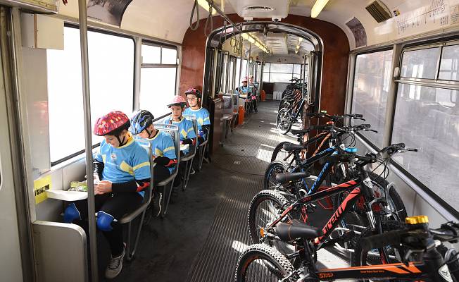 Minik öğrenciler ilk kez  bisiklet tramvayına bindi