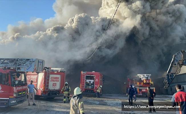 Sultangazi'de fabrikada çıkan yangına müdahale ediliyor