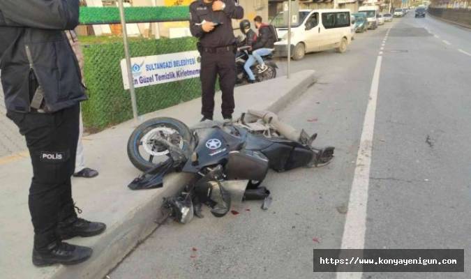 Yolcu almak için yanaşan ticari taksiye motosiklet sürücüsü çarptı
