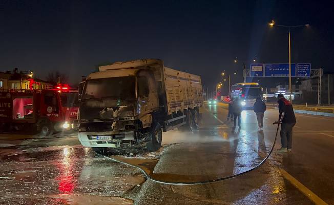 Afyon-Konya yolunda seyir halindeki kamyon yandı