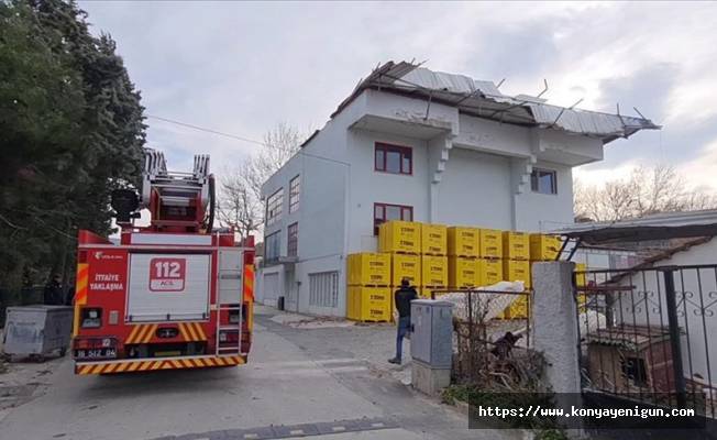 Bursa'da kuvvetli lodosta binalardan kopan parçalar araçlara zarar verdi