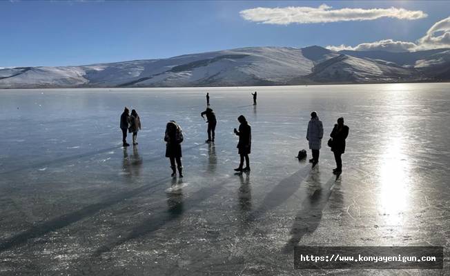 Büyük bölümü donan Çıldır Gölü turistleri ağırlamaya devam ediyor
