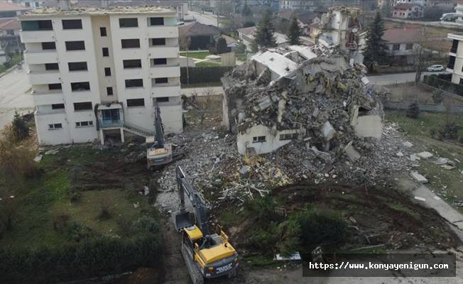 Düzce'de depremde ağır hasar gören 2 lise lojmanı yıkılıyor