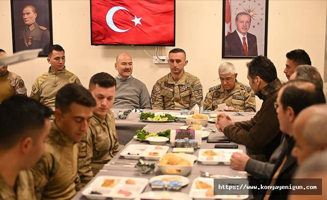 İçişleri Bakanı Soylu, İran sınırındaki jandarmalarla yeni yılın ilk kahvaltısını yaptı