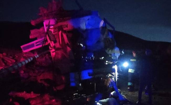 Konya'da iki kamyonun çarpıştığı kazada baba ile oğlu öldü